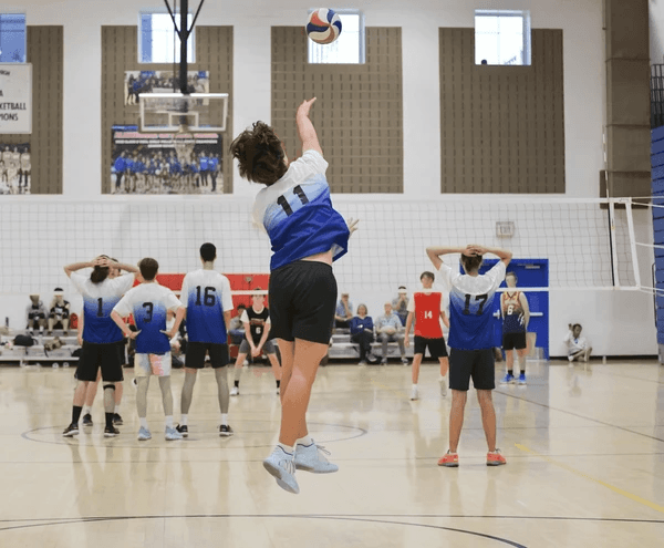 Chłopcy podczas treningu siły